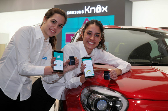 22일(현지시간) 스페인 바르셀로나의 ‘모바일월드콩그레스 2016’(MWC 2016)에서 삼성전자 모델이 운전자의 안전 운전을 유도하는 실시간 알림 기능 ‘삼성 커넥트 오토’를 선보이고 있다.  연합뉴스 