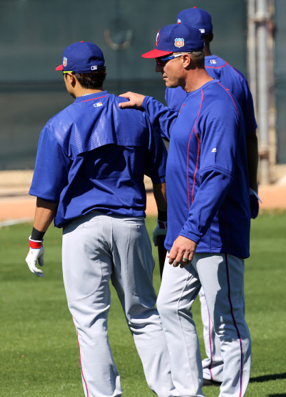 추신수 어깨 주무르는 배니스터 감독