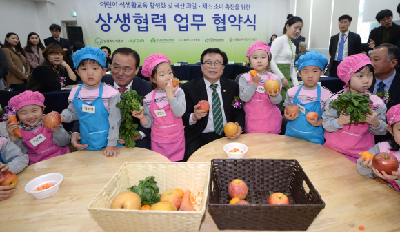 25일 서울 마포구 신석어린이집에서 열린 국산 채소, 과일 소비촉진 업무협약식에 참석한 이동필 농림축산식품부 장관과 휴롬 김영기 회장등이 어린이 미각교육 시연을 함께 하고 있다.  박지환 기자 popocar@seoul.co.kr