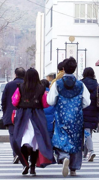 신세대 ’한복 나들이 열풍’