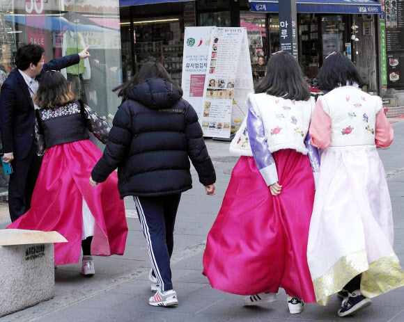 신세대 ’한복 나들이 열풍’