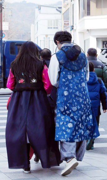 신세대 ’한복 나들이 열풍’