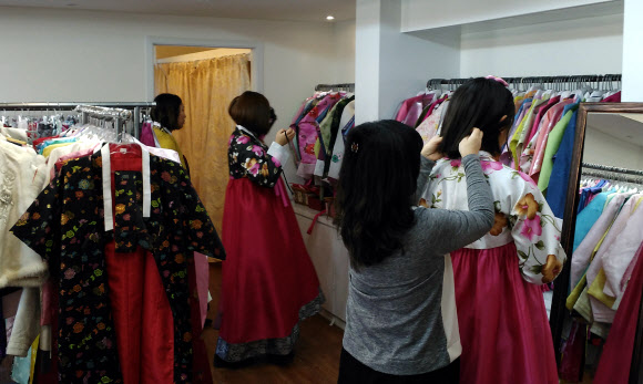 ’한복이 다 예뻐서 고르기 힘들어요’