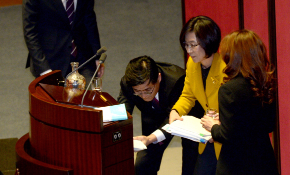 25일 국회에서 더불어 민주당 김제남의원이 필리버스터 발언을 마치고 단상을 내려오고 있다.popocar@seoul.co.kr