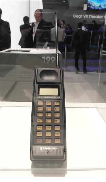 스페인 바르셀로나에서 열린 모바일월드콩그레스(MWC 2016) 전시장에 삼성전자가 1988년 출시한 최초의 휴대전화 SH100이 진열돼 있다. 삼성전자 제공