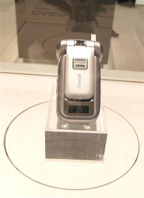 스페인 바르셀로나에서 열린 모바일월드콩그레스(MWC 2016) 전시장에 삼성전자가 2004년 출시한 세계 최초 가로화면 휴대전화 SCH-V500이 진열돼 있다. 삼성전자 제공