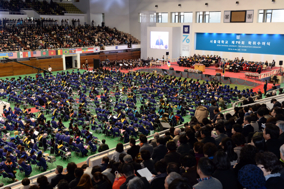 26일 오후 관악구 서울대학교 체육관에서 열리 서울대학교 70회 학위수여식이 열리고 있다.  2016.02.16 강성남 선임기자