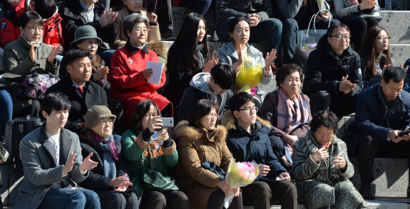 26일 서울 서대문구 신촌동 연세대학교 노천극장에서 신입생과 가족들이 참석한 가운데 입학식이 열리고 있다. 2016. 2. 26 손형준 기자 boltagoo@seoul.co.kr