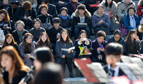 26일 서울 서대문구 신촌동 연세대학교 노천극장에서 신입생과 가족들이 참석한 가운데 입학식이 열리고 있다. 2016. 2. 26 손형준 기자 boltagoo@seoul.co.kr