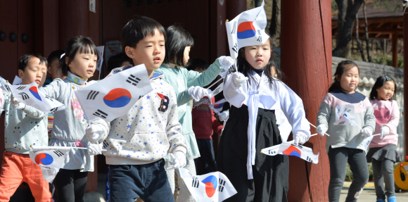 3.1절을 앞두고 서울 용산구 효창공원 정문 앞에서 용산구청 주최로 열린 기미년 삼월일일 정오 행사에서 어린이들이 독도는 우리땅 노래에 맞춰 태극기를 흔들고 춤을 추며 플래시몹을 하고 있다. 2016. 2. 26 손형준 기자 boltagoo@seoul.co.kr