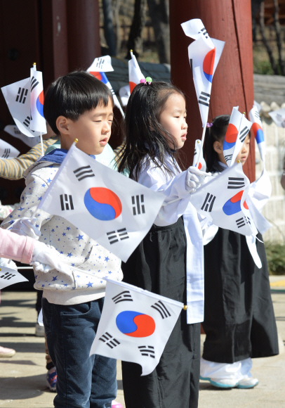 3.1절을 앞두고 서울 용산구 효창공원 정문 앞에서 용산구청 주최로 열린 기미년 삼월일일 정오 행사에서 어린이들이 독도는 우리땅 노래에 맞춰 태극기를 흔들고 춤을 추며 플래시몹을 하고 있다. 2016. 2. 26 손형준 기자 boltagoo@seoul.co.kr