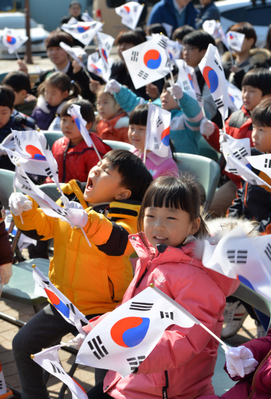 3.1절을 앞두고 서울 용산구 효창공원 정문 앞에서 용산구청 주최로 열린 기미년 삼월일일 정오 행사에 참석한 어린이들이 태극기를 흔들고 있다. 2016. 2. 26 손형준 기자 boltagoo@seoul.co.kr