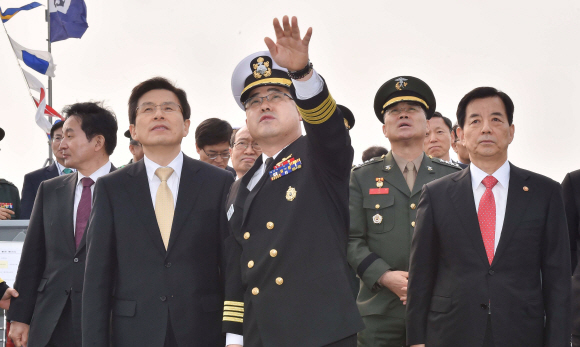 제주 민군복합항 준공식에 참가한 황교안 국무총리가 이지스구축함 서애류성룡함을 방문하여 현황보고를 받고 장병들을 격려했다.   해군 제공