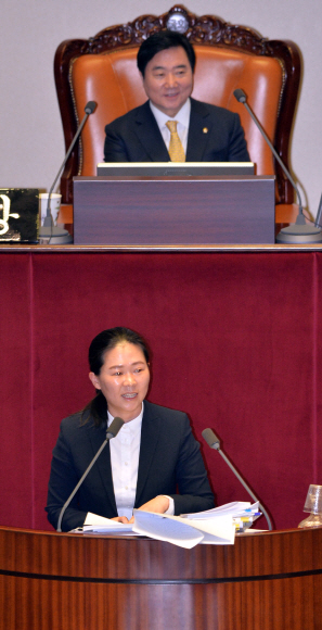 국민의당 권은희 의원이 28일 국회 본회의장에서 테러방지법 저지를 위한 무제한 토론을 하고 있다.  이종원 선임기자 jongwon@seoul.co.kr