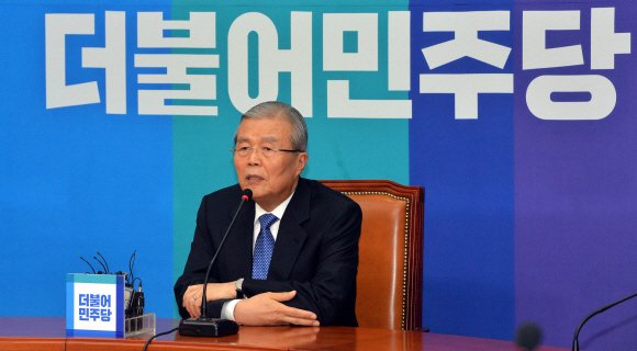 김종인 더불어민주당 비대위 대표가 28일 취임 한 달을 맞아 국회에서 기자회견을 하고 있다. 이종원 선임기자 jongwon@seoul.co.kr