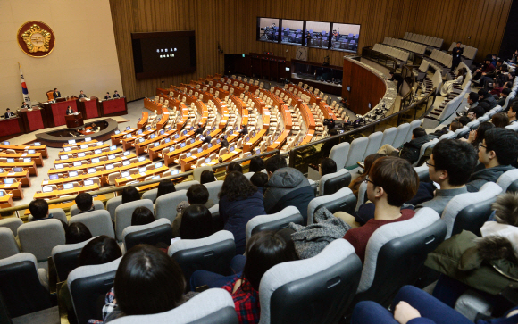 휴일인 28일 국회 본회의장을 찾은 방청객들이 테러방지법 저지를 위한 야당 의원들의 무제한 토론 발언을 듣고 있다.  이종원 선임기자 jongwon@seoul.co.kr