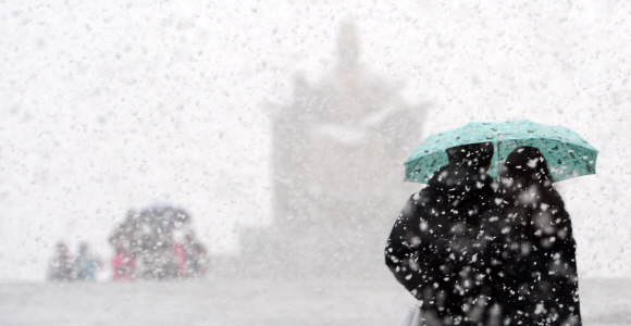 서울을 비롯한 수도권 대부분지방에 눈이 내린 28일 서울 종로구 광화문광장인근에서 시민들이 눈을 맞으며 걷고 있다. 박윤슬 기자 seul@seoul.co.kr