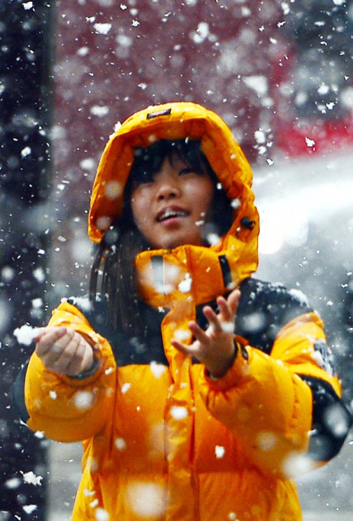 서울을 비롯한 수도권 대부분지방에 눈이 내린 28일 서울 종로구 광화문광장인근에서 시민들이 눈을 맞으며 걷고 있다. 박윤슬 기자 seul@seoul.co.kr