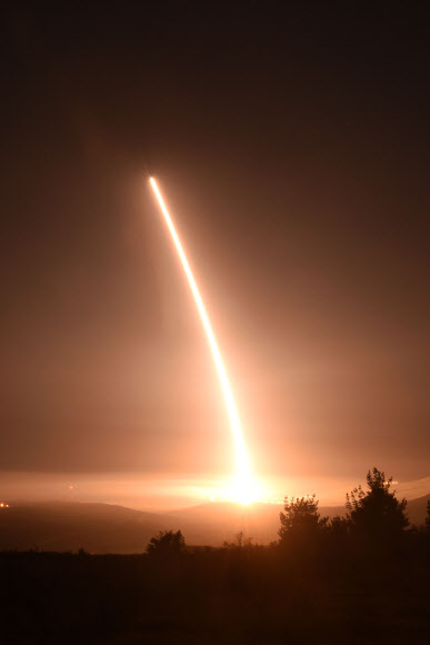25일(현지시간) 미국 캘리포니아주 반덴버그 공군기지의 지하 벙커에서 시험 발사된 대륙간탄도미사일 미니트맨3가 섬광을 내뿜으며 하늘로 치솟고 있다.  반덴버그 AP 연합뉴스 