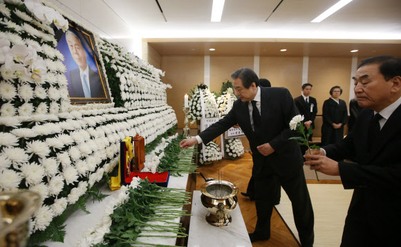 새누리당 김무성 대표가 28일 서울 강남구 일원동 삼성서울병원 장례식장에 마련된 이철승 전 신민당 대표의 빈소를 찾아 조문하고 있다.  연합뉴스 