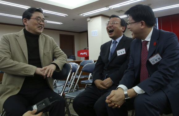 새누리당 이한구 공천관리위원장이 28일 서울 여의도 당사에서 열린 공천관리위원회 면접에 앞서 호남 지역에 공천을 신청한 이정현(전남 순천·곡성) 의원, 신정일(전남 여수갑) 예비후보와 함께 웃으며 대화하고 있다. 왼쪽부터 이 위원장, 이 의원, 신 예비후보.  이종원 선임기자 jongwon@seoul.co.kr 