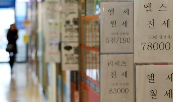 28일 서울 송파구 잠실의 부동산 밀집 상가에 부동산 매물이 게시돼 있다. 이날 통계청의 ‘가계동향’에 따르면 지난해 가계의 실제 주거비(월세 기준)는 월평균 7만 4227원으로 1년 사이 20.7% 증가했다.  연합뉴스