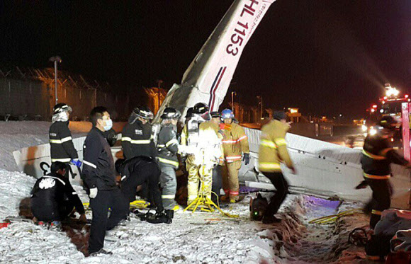 28일 오후 6시 32분쯤 경비행기가 추락한 김포공항의 사고 현장을 소방 관계자들이 살펴보고 있다.  연합뉴스 