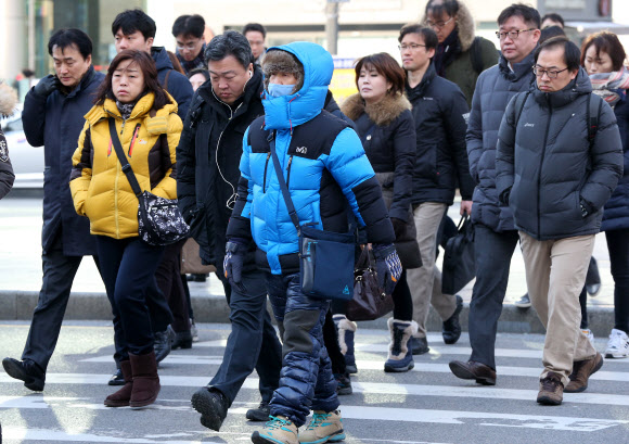 차가운 대륙고기압의 영향을 받아 영하의 날씨를 보인 29일 서울 광화문 사거리에서 직장인들이 투툼한 옷을 입고 출근을 하고 있다. 연합뉴스