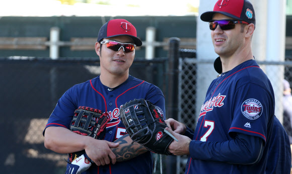 미국 프로야구 미네소타 트윈스 박병호가 28일(현지시간) 미국 플로리다주 포트마이어스 해먼드 스타디움에서 열린 스프링캠프 공식훈련에서 주전 1루수 조 마우어와 대화하고 있다.   연합뉴스