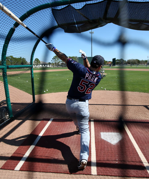 미국 프로야구 미네소타 트윈스 박병호가 28일(현지시간) 미국 플로리다주 포트마이어스 해먼드 스타디움에서 열린 스프링캠프 공식훈련에서 배트를 휘두르고 있다.   연합뉴스