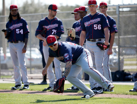 미국 프로야구 미네소타 트윈스 박병호가 28일(현지시간) 미국 플로리다주 포트마이어스 해먼드 스타디움에서 열린 스프링캠프 공식훈련에서 몸을 풀고 있다.   연합뉴스
