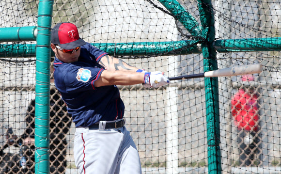 미국 프로야구 미네소타 트윈스 박병호가 28일(현지시간) 미국 플로리다주 포트마이어스 해먼드 스타디움에서 열린 스프링캠프 공식훈련에서 배트를 휘두르고 있다.  연합뉴스