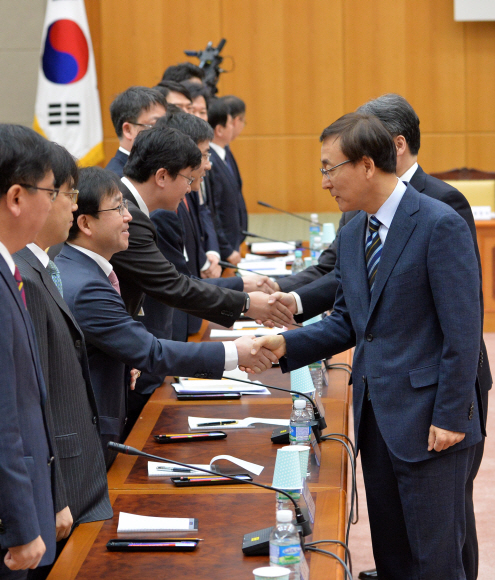 [서울포토] 특수부장들과 악수하는 김수남 검찰총장