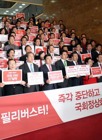 [서울포토]필리버스터 중단 요구하는 새누리당