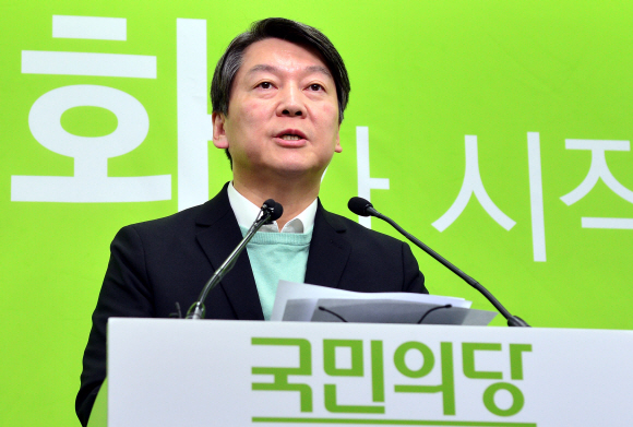 국민의당 안철수 공동대표가 1일 서울 마포구 당사에서 창당 한 달 기자회견을 하고 있다.  이종원 선임기자 jongwon@seoul.co.kr