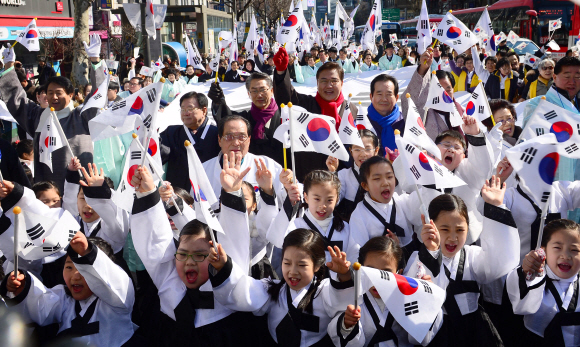 1일 서울 종로구 남인사마당에서 종로구청 주최로 열린 3·1절 만세의날 거리축제에서 참석자들이 대형 태극기를 들고 보신각까지 거리 행진을 하고 있다.  박윤슬 기자 seul@seoul.co.kr