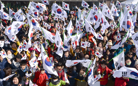 삼일절 맞아 대한독립만세 외치는 시민들