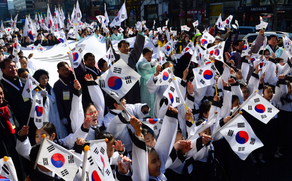 1일 서울 종로구 남인사마당에서 종로구청 주최로 열린 3·1절 만세의날 거리축제에서 참석자들이 대형 태극기를 들고 보신각까지 거리 행진을 하고 있다. 박윤슬 기자 seul@seoul.co.kr