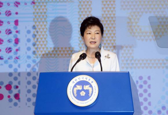 박근혜 대통령이 1일 오전 서울 종로구 세종문화회관에서 열린 제96주년 3·1절 기념식에서 기념사를 하고 있다.  청와대사진기자단