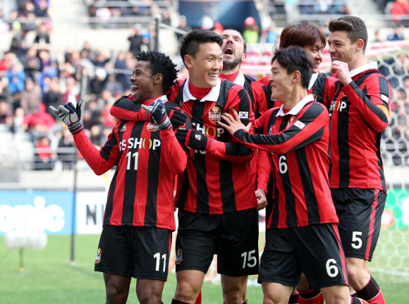 1일 오후 서울 마포구 서울월드컵경기장에서 열린 2016 아시아축구연맹(AFC) 챔피언스리그 FC서울-산프레체 히로시마 경기에서 FC서울 아드리아노가 후반 역전골을 넣은 뒤 환호하고 있다.  연합뉴스