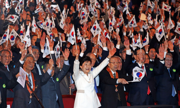 박근혜 대통령이 1일 오전 서울 세종문화회관에서 열린 제 97주년 삼일절 기념식에서 참석자들과 만세삼창을 하고 있다. 청와대사진기자단