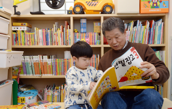 이호승씨가 1일 서울 서초구 잠원동의 아들 집에 방문해 동화책을 읽어주며 손자를 돌보고 있다. 정연호 기자 tpgod@seoul.co.kr