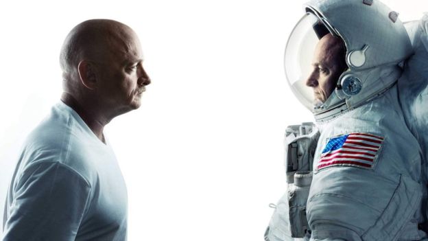 　국제우주정거장에서 340일을 보낸 스콧 켈리(오른쪽)와 일란성 쌍둥이인 마크를 비교하면 우주공간에서 오래 머무르는 것이 인간의 몸에 어떤 변화가 일어나는지 규명하게 된다. 　NASA 제공 