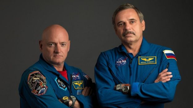 스콧 켈리(왼쪽)와 미하일 코미엔코가 2일 지상으로 귀환하면 우주공간에서 340일을 지낸 기록을 남기게 된다. NASA 제공 