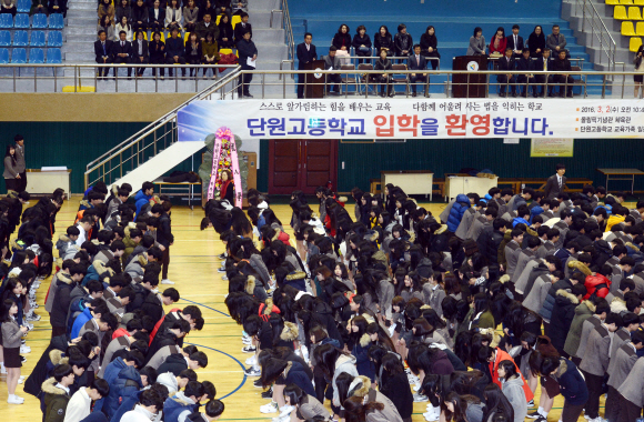 안산 단원고 기억 교실 존치노란속에 신입생 입학식이 학교인근 올립픽 기념관에서열리고 있다. 안주영 기자 jya@seoul.co.kr