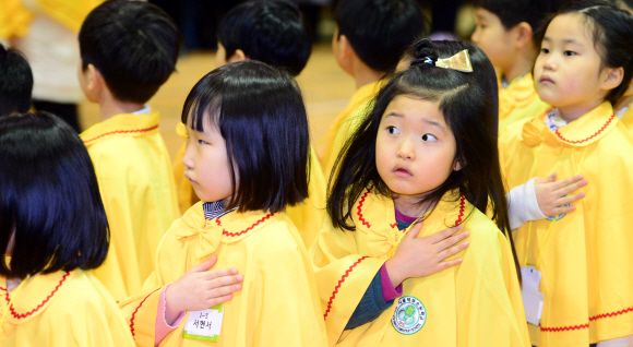 2일 서울 종로구 혜화초등학교에서 열린 입학식에서 1학년 신입생들이 국기에 대한 경례를 하고 있다. 2016. 3. 2. 박윤슬 기자 seul@seoul.co.kr