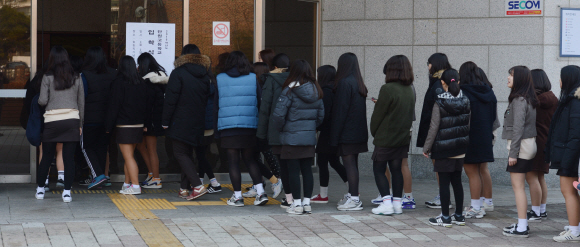 안산 단원고 기억 교실 존치 논란속에 학교인근 올립픽 기념관에서열리는 신입생 입학식에 참석하기 위해 학생들이 이동하고 있다 2016.3.2안주영 기자jya@seoul.co.kr