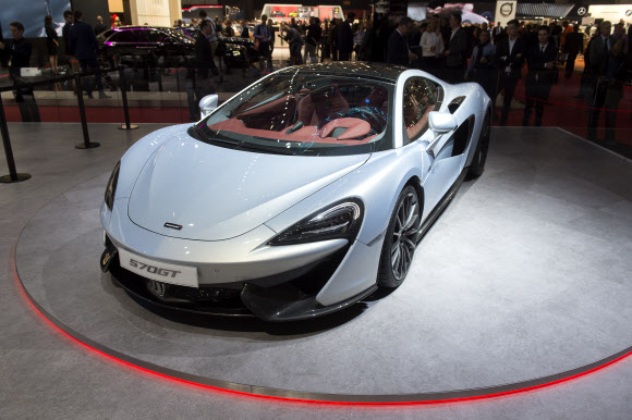 1일(이하 현지시간) 제네바에서 열린 제86회 제네바 모터쇼 언론 공개행사에서 2017 맥라렌 570GT가 전시돼 있다. 제86회 제네바 모터쇼는 3일부터 13일까지 열린다. AP 연합뉴스