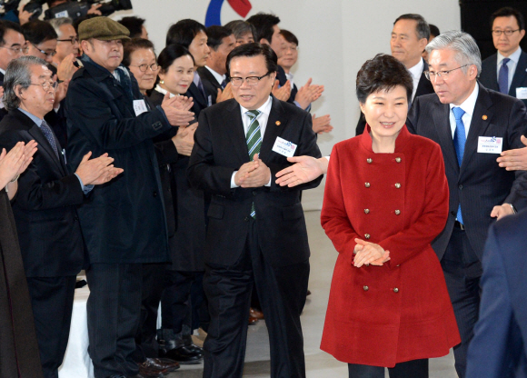 서울 동대문디자인플라자 찾은 박근혜 대통령