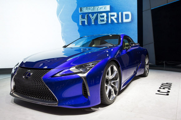1일(이하 현지시간) 제네바에서 열린 제86회 제네바 모터쇼 언론 공개행사에서 2017 렉서스 LC500h가 전시돼 있다. 제86회 제네바 모터쇼는 3일부터 13일까지 열린다. EPA 연합뉴스
